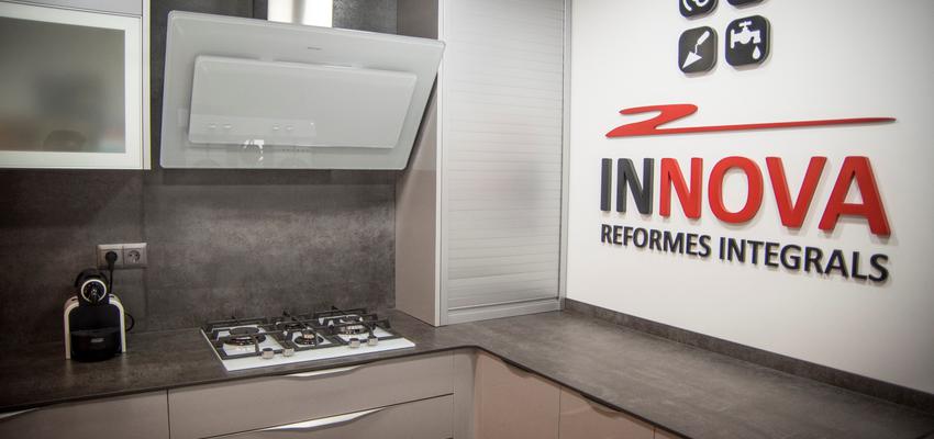 Cocina Estilo contemporaneo Color gris, gris, plateado  diseñado por Innova Reformes Integrals | Gremio | Copyright Innova Reformes Integrals