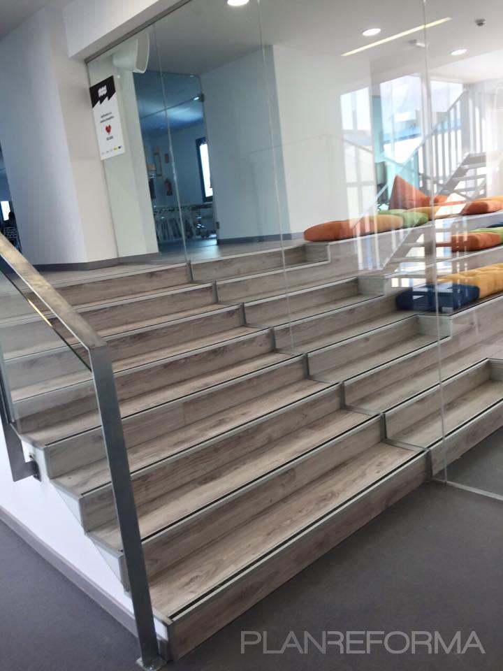 Escalera, Sala de conferencias style moderno color beige, blanco, gris  diseñado por Delsur Arquitectos | Arquitecto | Copyright DAM Consultores