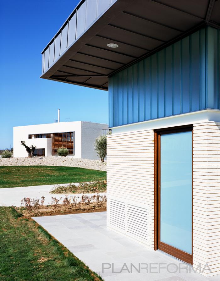 Exterior style contemporaneo color turquesa, marron, blanco, gris, gris  diseñado por Delsur Arquitectos | Arquitecto | Copyright Jorge Yeregui