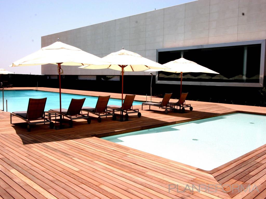 Piscina style contemporaneo color marron, marron, blanco, gris  diseñado por Delsur Arquitectos | Arquitecto | Copyright Juan I. Herrero