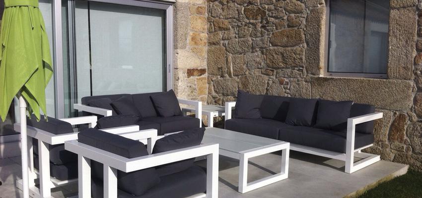 Porche, Jardin style mediterraneo color verde, beige, blanco, gris  diseñado por Carlos | Interiorista 