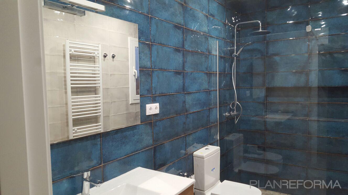 Baño Estilo vanguardista Color rojo  diseñado por OBRAS Y REFORMAS MACIAS | Gremio | Copyright Si
