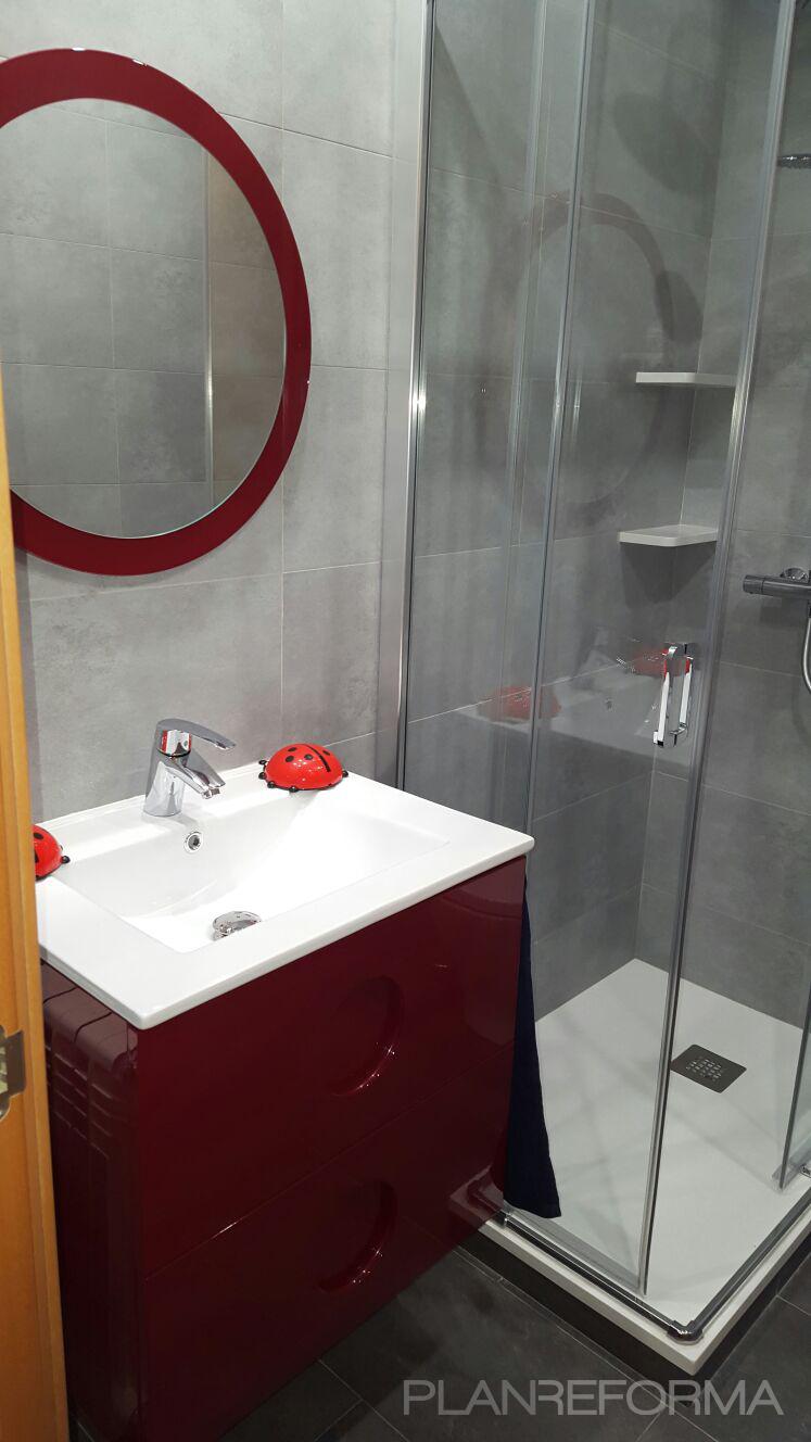 Baño Estilo moderno Color bronce  diseñado por OBRAS Y REFORMAS MACIAS | Gremio | Copyright Si