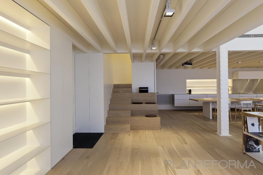 Vestibulo, Escalera, Loft style contemporaneo color beige, blanco, gris  diseñado por Patricia Planell | Arquitecto 