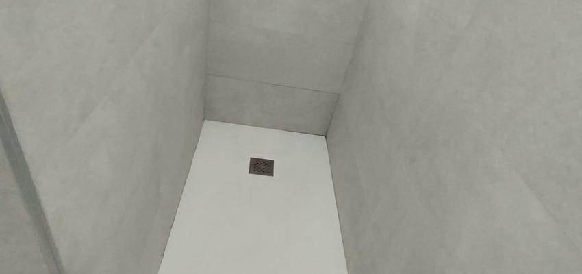 Baño Estilo moderno Color marron, blanco, gris  diseñado por Francisco Delgado | Gremio | Copyright Baño en vivienda en Malaga
