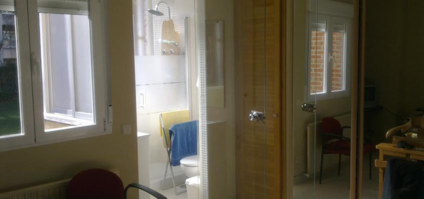 Baño style moderno color beige, marron, blanco  diseñado por JOSE LUIS MARTÍNEZ-BARONA DEL CACHO | Arquitecto 