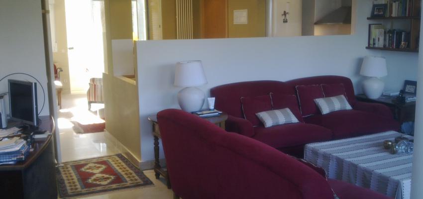 Salon style contemporaneo color rojo, beige, blanco  diseñado por JOSE LUIS MARTÍNEZ-BARONA DEL CACHO | Arquitecto 