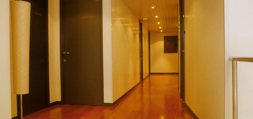 Pasillo Estilo contemporaneo Color marron, blanco, bronce  diseñado por Marc | Gremio | Copyright Mifor reformas y obras