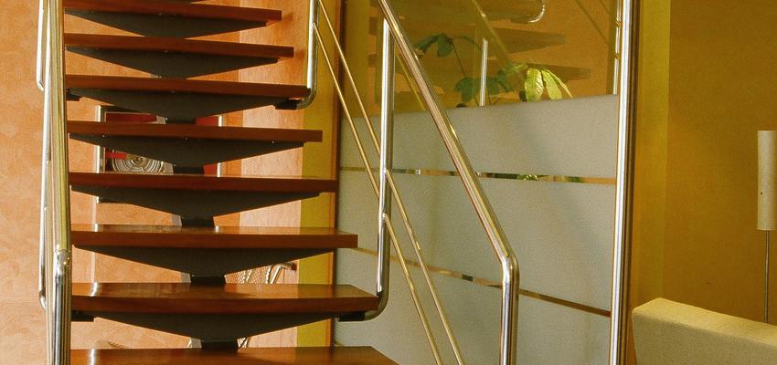 Escalera Estilo contemporaneo Color ocre, blanco, bronce  diseñado por Marc | Gremio | Copyright Mifor Reformas y Obras