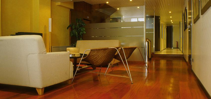 Oficina Estilo contemporaneo Color ocre, blanco, bronce  diseñado por Marc | Gremio | Copyright Mifor reformas y obras