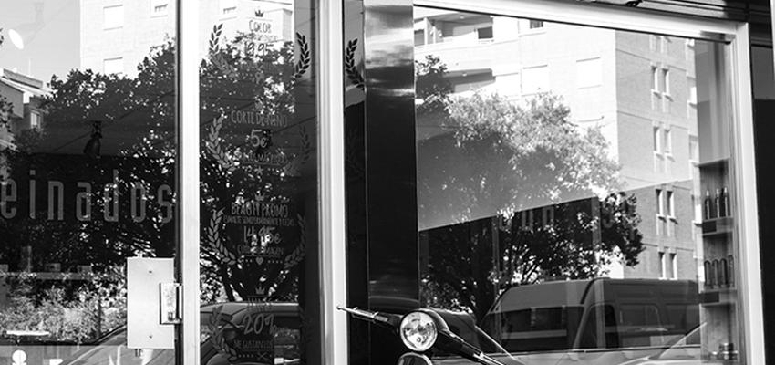 Salón de belleza Estilo moderno Color marron, marron, dorado  diseñado por Desde Cero Estudio | Interiorista | Copyright Desde Cero Estudio