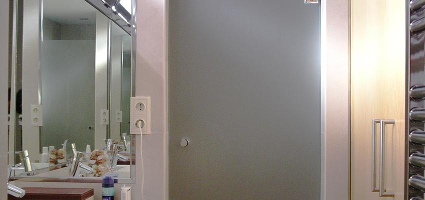 Baño style contemporaneo color beige, blanco, gris  diseñado por Josep Miró | Arquitecto 