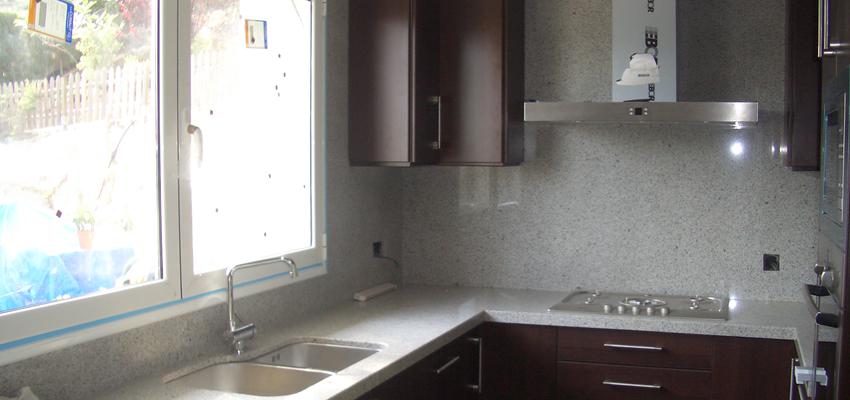 Cocina style contemporaneo color marron, gris, plateado  diseñado por Josep Miró | Arquitecto 