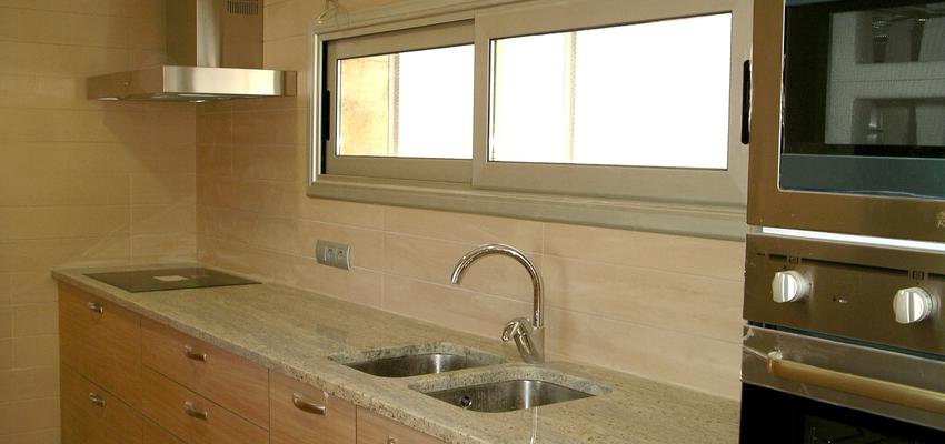 Cocina style contemporaneo color beige, marron, gris  diseñado por Josep Miró | Arquitecto 