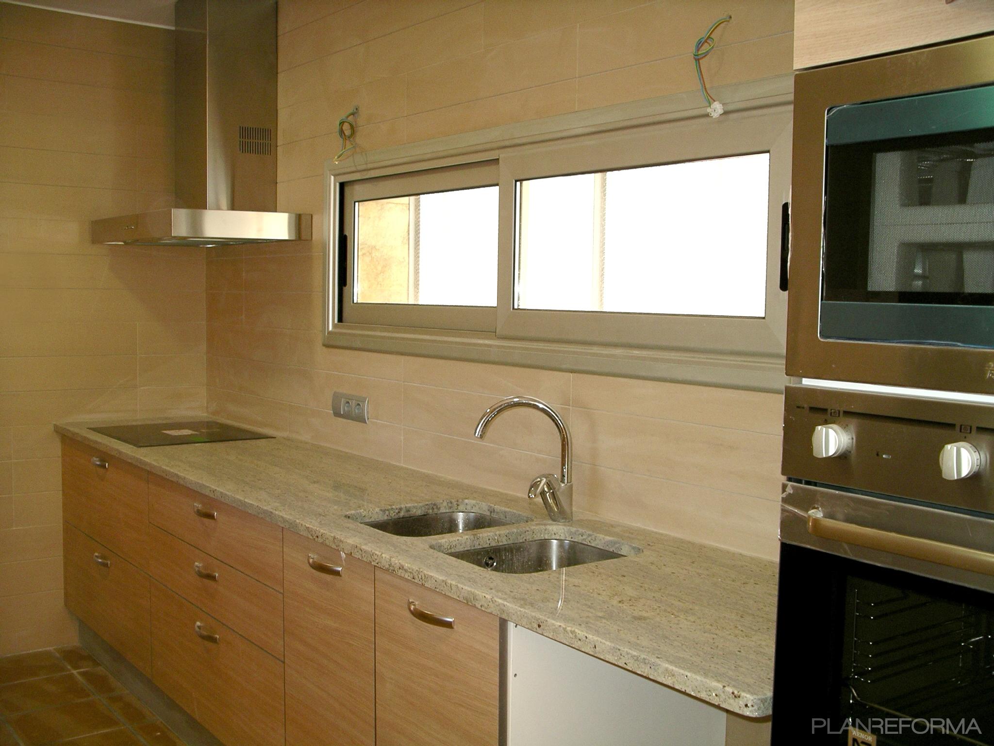 Cocina style contemporaneo color beige, marron, gris  diseñado por Josep Miró | Arquitecto 