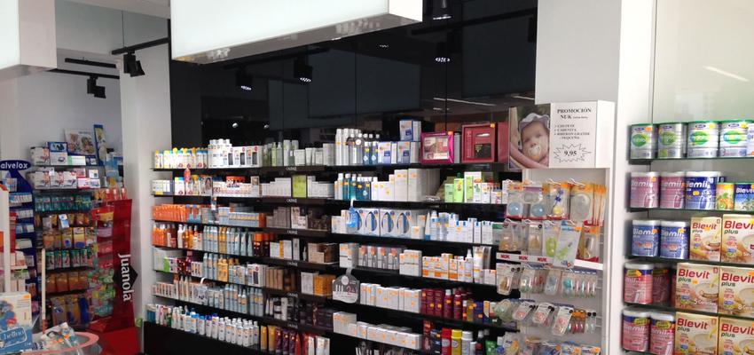 Oficina, Tienda Estilo contemporaneo Color blanco, gris, negro  diseñado por Luis | Arquitecto 