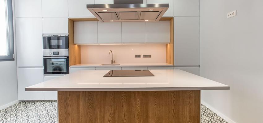 Cocina Estilo contemporaneo Color ocre, blanco, gris  diseñado por Inequal studio | Arquitecto 