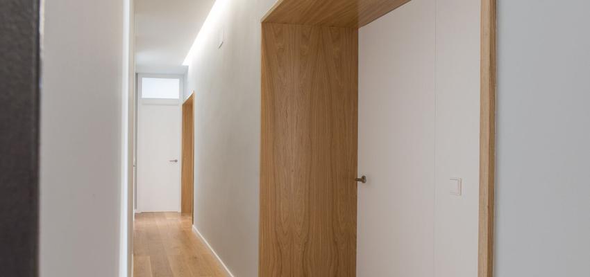 Pasillo Estilo contemporaneo Color ocre, blanco, gris  diseñado por Luis | Arquitecto 