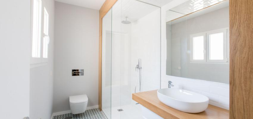 Baño Estilo contemporaneo Color marron, azul cielo, blanco  diseñado por Luis | Arquitecto 