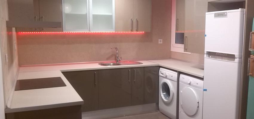 Cocina style contemporaneo color rojo, beige, marron, blanco  diseñado por Jonathan | Arquitecto 