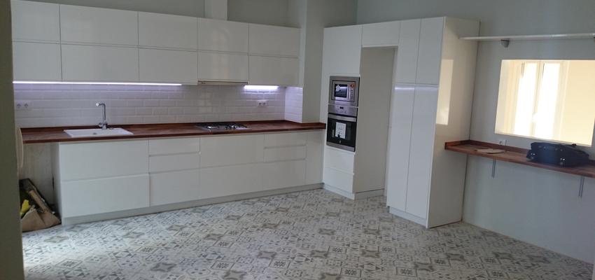 Cocina style contemporaneo color marron, blanco, gris, gris  diseñado por Jonathan | Arquitecto 