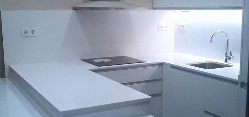 Cocina style moderno color beige, blanco, gris  diseñado por Jonathan | Arquitecto 