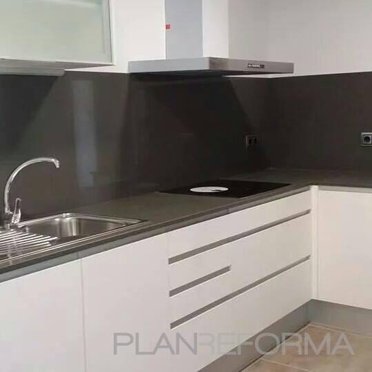 Cocina style moderno color marron, blanco, gris, gris, negro  diseñado por Jonathan | Arquitecto 