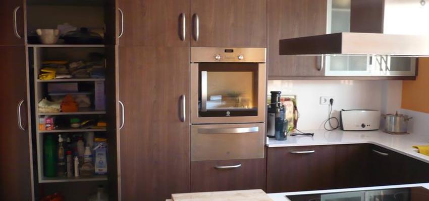 Cocina style contemporaneo color ocre, marron, beige, blanco, plateado  diseñado por Jonathan | Arquitecto 