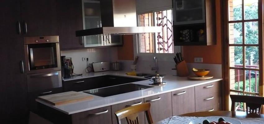 Cocina style contemporaneo color ocre, marron, beige, blanco  diseñado por Jonathan | Arquitecto 