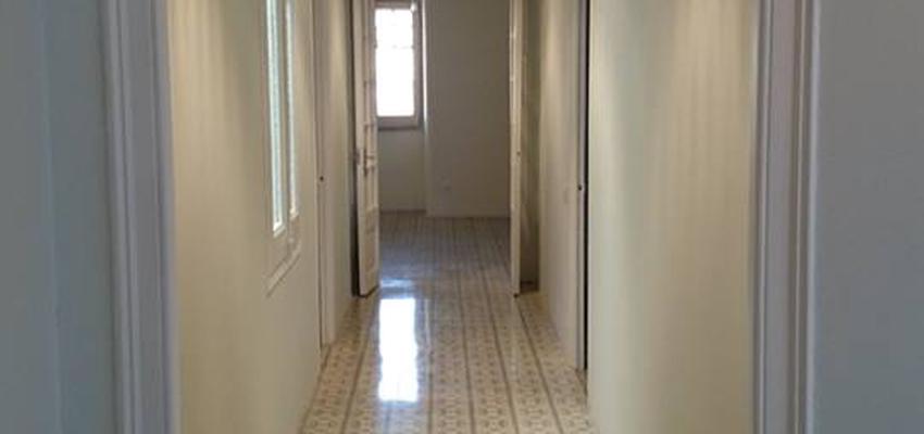 Pasillo style contemporaneo color beige, blanco, gris  diseñado por Jonathan | Arquitecto 