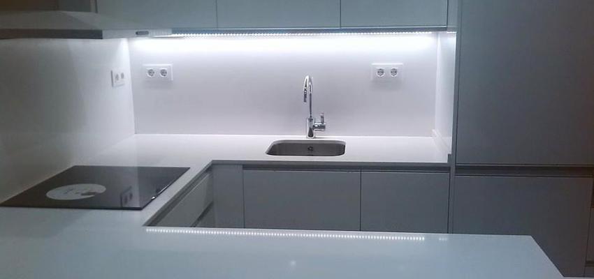 Cocina style moderno color blanco, gris, negro  diseñado por Jonathan | Arquitecto 