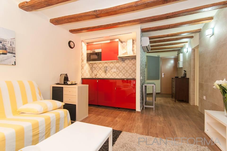Loft style contemporaneo color rojo, beige, marron, blanco, gris, negro  diseñado por Jonathan | Arquitecto 