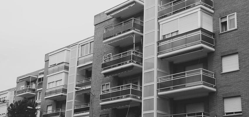 Exterior style moderno color blanco, gris, gris  diseñado por TOLMO arquitectos | Arquitecto 