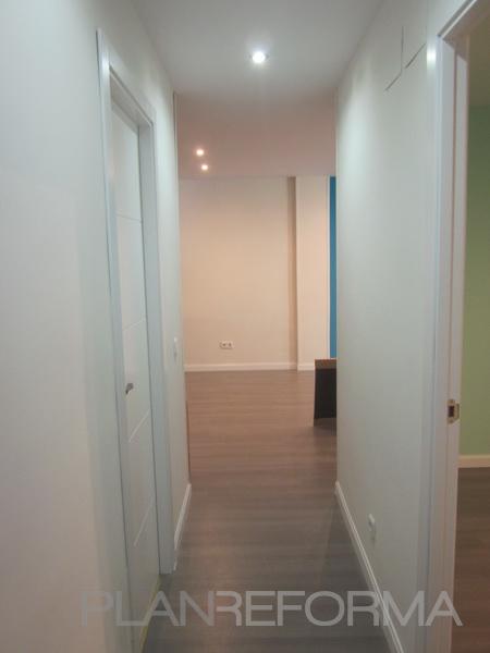 Pasillo Estilo moderno Color marron, blanco  diseñado por Reforma y Mas | Gremio 