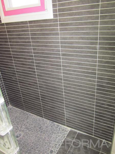 Baño Estilo moderno Color beige, marron, gris  diseñado por Reforma y Mas | Gremio 