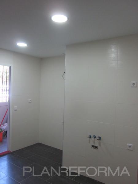 Cocina Estilo moderno Color blanco, gris  diseñado por Reforma y Mas | Gremio 