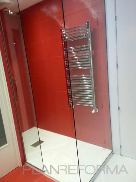 Baño Estilo moderno Color rojo, blanco  diseñado por Reforma y Mas | Gremio 