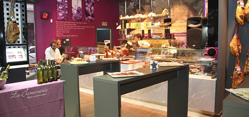 Tienda style contemporaneo color rojo, azul oscuro  diseñado por VISUAL ROOM | Interiorista | Copyright todos los derechos