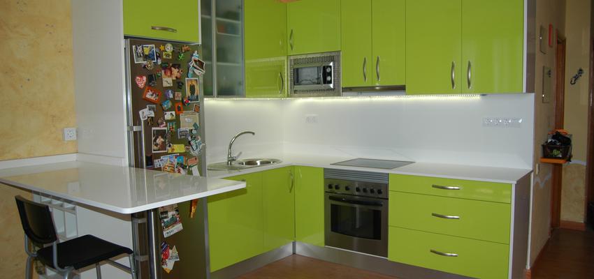 Cocina style contemporaneo color verde, beige, marron, blanco  diseñado por refor+ | Arquitecto 