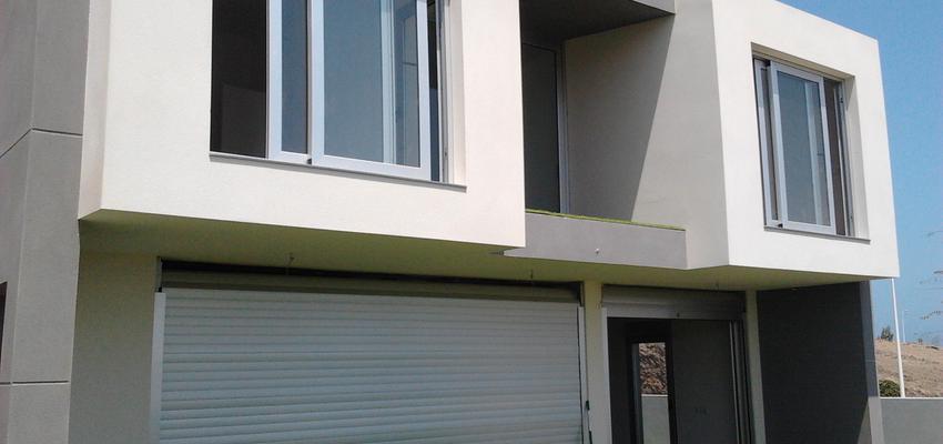 Exterior, Jardin style moderno color blanco, gris, plateado  diseñado por refor+ | Arquitecto 