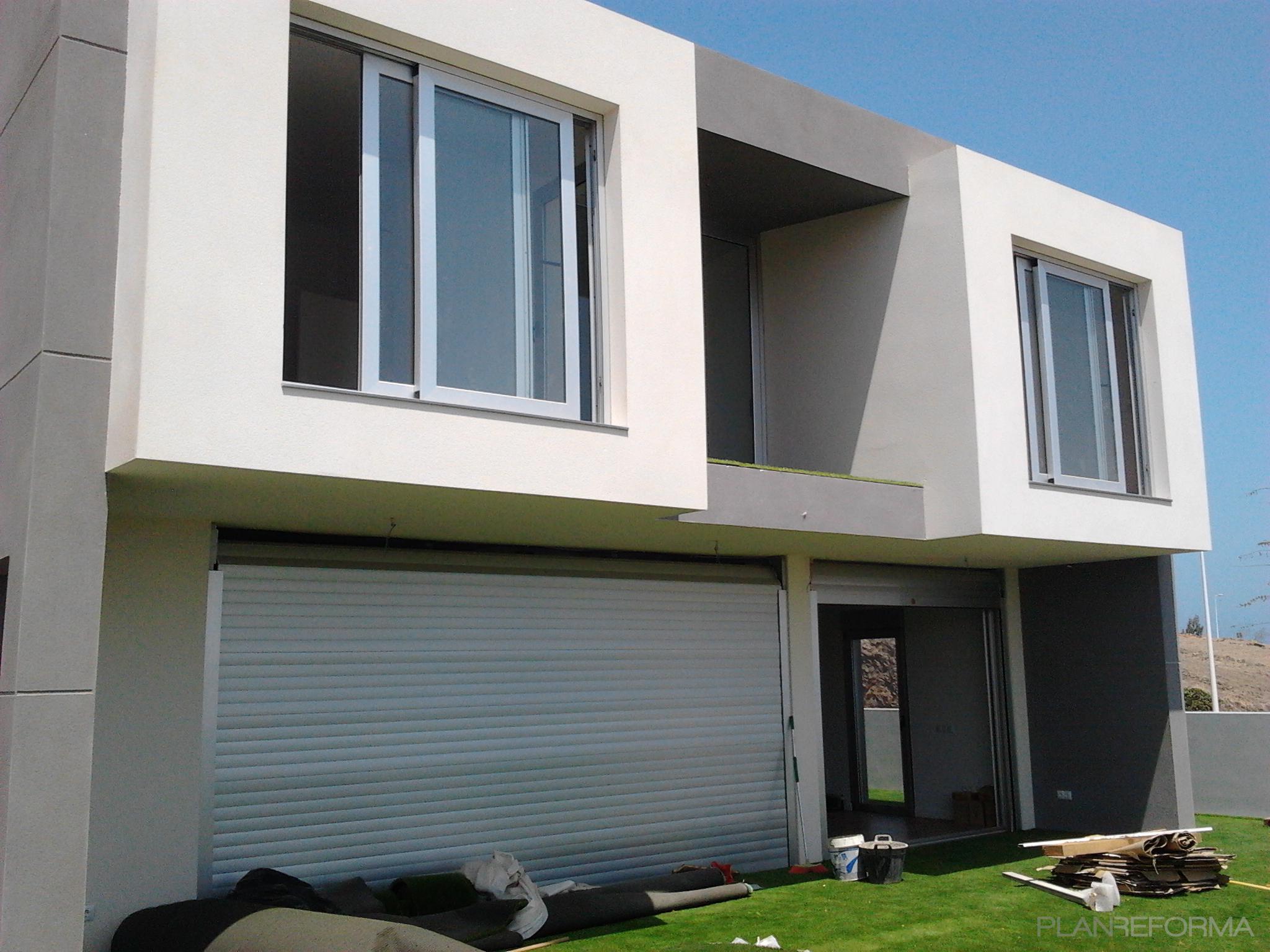 Exterior, Jardin style moderno color blanco, gris, plateado  diseñado por refor+ | Arquitecto 