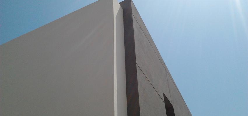 Exterior style moderno color blanco, gris  diseñado por refor+ | Arquitecto 