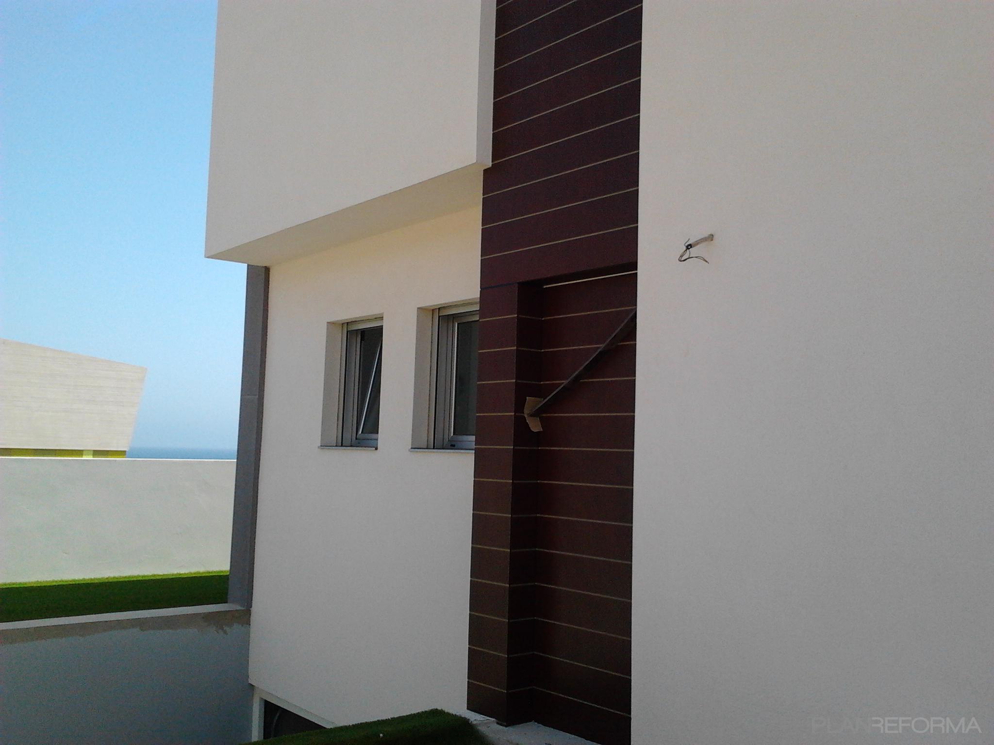 Exterior style moderno color marron, blanco  diseñado por refor+ | Arquitecto 
