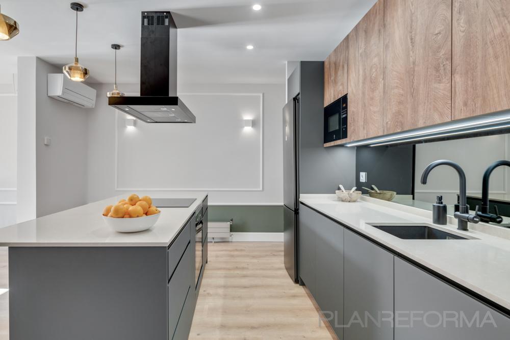 Cocina Estilo contemporaneo Color beige, gris, plateado  diseñado por Hela Alvarado Briceño | Arquitecto | Copyright Hela Alvarado Briceño