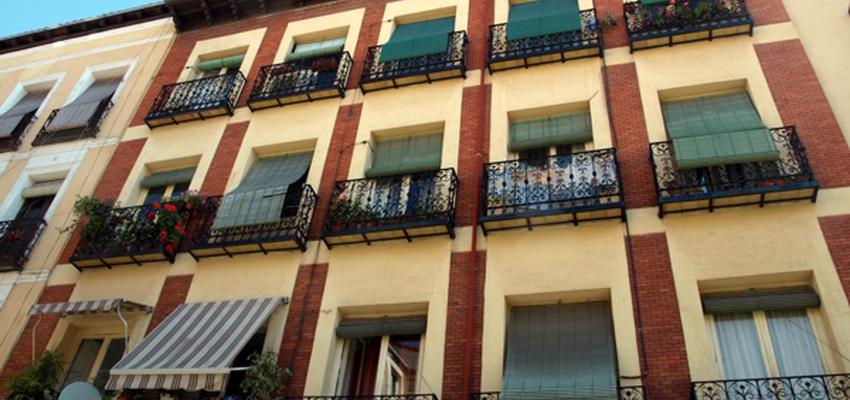 Balcon, Exterior style contemporaneo color beige, marron  diseñado por EspañaITE - IgnacioEscribanoArquitectura | Arquitecto 