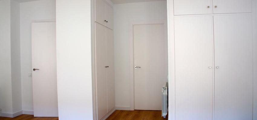 Dormitorio, Vestidor Estilo moderno Color marron, blanco  diseñado por ARQUIVOLTA | Arquitecto Técnico | Copyright El propietario nos autoriza a publicar la imagen sin proporcionar datos concretos de la obra ni propiedad.