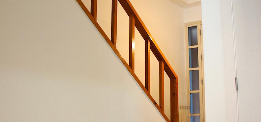 Recibidor, Escalera Estilo moderno Color marron  diseñado por ARQUIVOLTA | Arquitecto Técnico | Copyright El propietario nos autoriza a publicar la imagen sin proporcionar datos concretos de la obra ni propiedad.