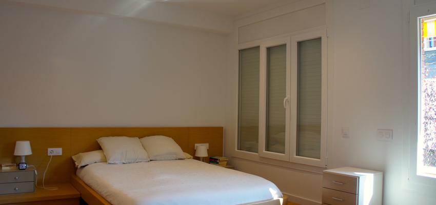 Dormitorio Estilo moderno Color marron, blanco  diseñado por ARQUIVOLTA | Arquitecto Técnico | Copyright El propietario nos autoriza a publicar la imagen sin proporcionar datos concretos de la obra ni propiedad.