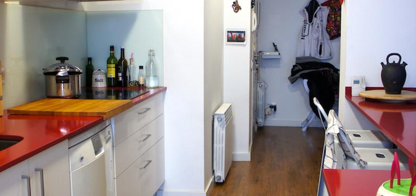 Cocina Estilo contemporaneo Color rojo, marron, blanco  diseñado por ARQUIVOLTA | Arquitecto Técnico | Copyright Imatges d'Arquivolta.