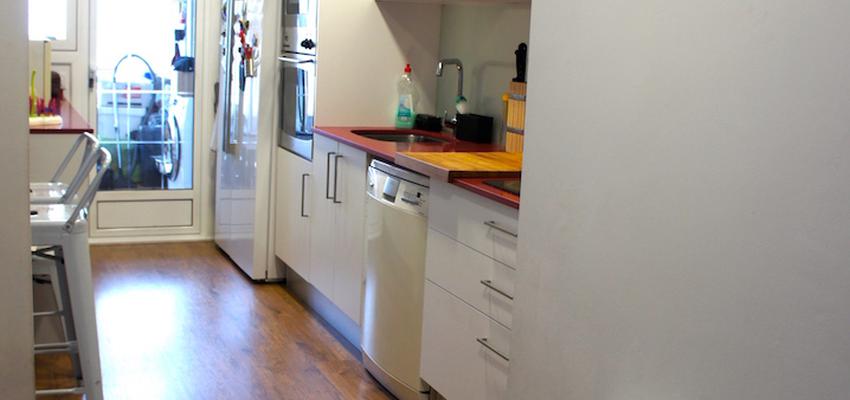 Cocina Estilo contemporaneo Color rojo, marron, blanco  diseñado por ARQUIVOLTA | Arquitecto Técnico | Copyright Imatge d'Arquivolta